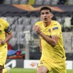 Gerard Moreno corre para celebrar el gol