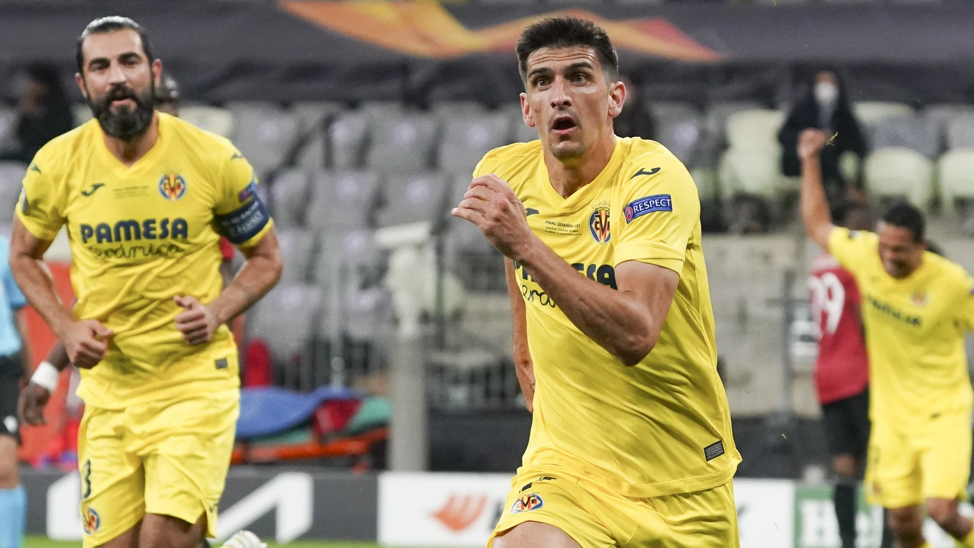 Gerard Moreno corre para celebrar el gol