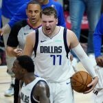 Doncic celebra la victoria de los Dallas Mavericks sobre Los Ángeles Clippers en el segundo partido de la eliminatoria de primera ronda de playoffs de la NBA