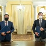 Firma del convenio de colaboración entre el presidente de la Fundación Cajasol, Antonio Pulido, y el presidente de la Hermanada Matriz, Santiago Padilla