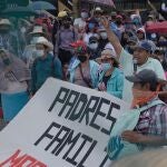 MEX2736 CINTALAPA (MÉXICO) 25/05/2021.- Padres de familia protestan hoy, afuera del Cereso número 14 El Amate, para exigir la liberación de estudiantes normalistas, en el municipio de Cintalapa, estado de Chiapas. Un juez del estado mexicano de Chiapas determinó este martes que 19 estudiantes de una escuela normal rural (para maestros) del estado de Chiapas, detenidos el 18 de mayo por bloqueos y vandalismo, continuaran recluidos en el penal El Amate, ubicado en esta ciudad. EFE/Carlos López