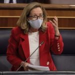 La ministra de Asuntos Económicos y Transformación Digital, Nadia Calviño, interviene en una sesión de control al Gobierno,