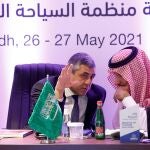 El secretario general de la Organización Mundial del Turismo, Zurab Pololikashvili (i) junto al ministro de turismo saudí, ministro de Turismo de Arabia, Ahmed Al Khateeb (d)