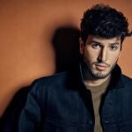 Fotografía cedida hoy por Universal Music del cantante colombiano Sebastián Yatra