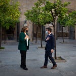 El presidente de la Generalitat Pere Aragonès, y la alcaldesa de Barcelona, Ada Colau, se saludan a su llegada a una reunión