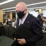 El comisario jubilado del Cuerpo Nacional de Policía José Manuel Villarejo Pérez a su llegada a la Comisión de Investigación de la "Kitchen" en el Congreso