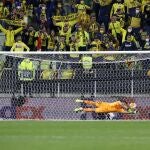 Rulli detiene el penalti lanzado por De Gea