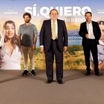 La Asociación Valenciana de Empresarios (AVE), y el movimiento #QuieroCorredor presentan en València el cortometraje “Sí, quiero (CORREDOR)”, dirigido por Alfonso Sánchez. En la imagen el presidente de AVE, Vicente Boluda (centro), posa junto a los actores Carlos Santos, Macarena Gómez, Álvaro Cervantes y Nuria Herrero, y el director Alfonso Sánchez (izqda dcha), durante la presentación.