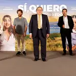La Asociación Valenciana de Empresarios (AVE), y el movimiento #QuieroCorredor presentan en València el cortometraje “Sí, quiero (CORREDOR)”, dirigido por Alfonso Sánchez. En la imagen el presidente de AVE, Vicente Boluda (centro), posa junto a los actores Carlos Santos, Macarena Gómez, Álvaro Cervantes y Nuria Herrero, y el director Alfonso Sánchez (izqda dcha), durante la presentación.