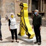 El artista británico Julian Opie (dcha) ( en la imagen, junto a la presidenta de la Fundación, Hortensia Herrero y su marido, el empresario Juan Roig) presenta sus cuadros hechos con cajas de luz, expone sus esculturas monumentales y transforma mediante animación en pantallas LED la plaza del Colegio del Patriarca de València y el Claustro y la Sala de la Academia del Centre Cultural La Nau, con la figura humana en movimiento como elemento central de su obra.