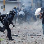 Integrantes del Escuadrón Móvil Antidisturbios (ESMAD) y manifestantes se enfrentan durante una nueva jornada de protestas en el marco del Paro Nacional, en el sector de Usme, sur de Bogotá (Colombia)