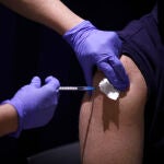 Un hombre recibe la primera dosis de la vacuna de Pfizer contra el Covid-19, a 27 de mayo de 2021, en la Sala Berlín del Camp Nou. Kike Rincón / Europa Press