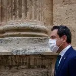 El presidente de la Junta de Andalucía, Juanma Moreno, a su llegada a la sesión de control al Gobierno andaluz