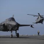 Caza F-35 y helicoptero Merlin en la cubierta del Queen Elizabeth
