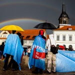 Simpatizantes de Alternativa para Alemania (AfD) asisten a un mitin de campaña en Haldensleben