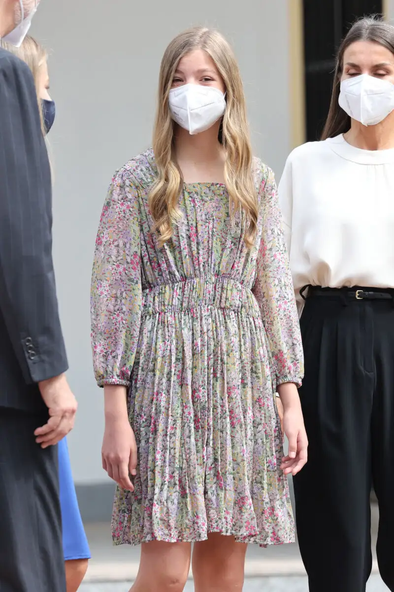 La Infanta Sofía posa a su llegada a la parroquia de la Asunción de Nuestra Señora.