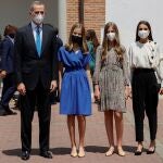 Los reyes Felipe VI (i) y Letizia (d) acompañan a su hija, la princesa Leonor (2i) junto a su hermana, la infanta Sofía (2d) tras recibir el sacramento de la confirmación junto a sus compañeros de clase en la Iglesia de la Asunción de Nuestra Señora en Madrid este viernes.