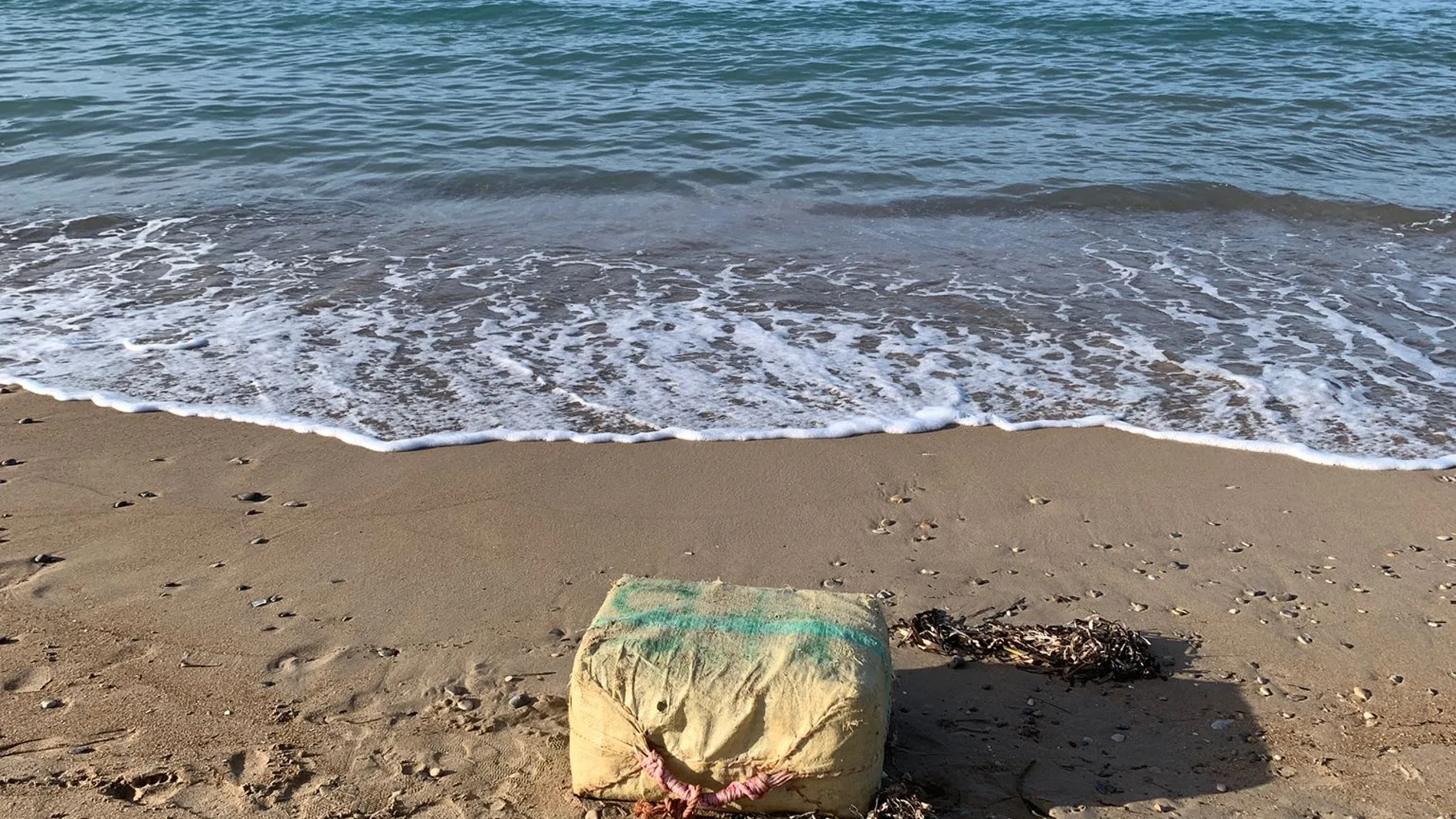 Aparecen varios fardos de hachís varados en Dénia