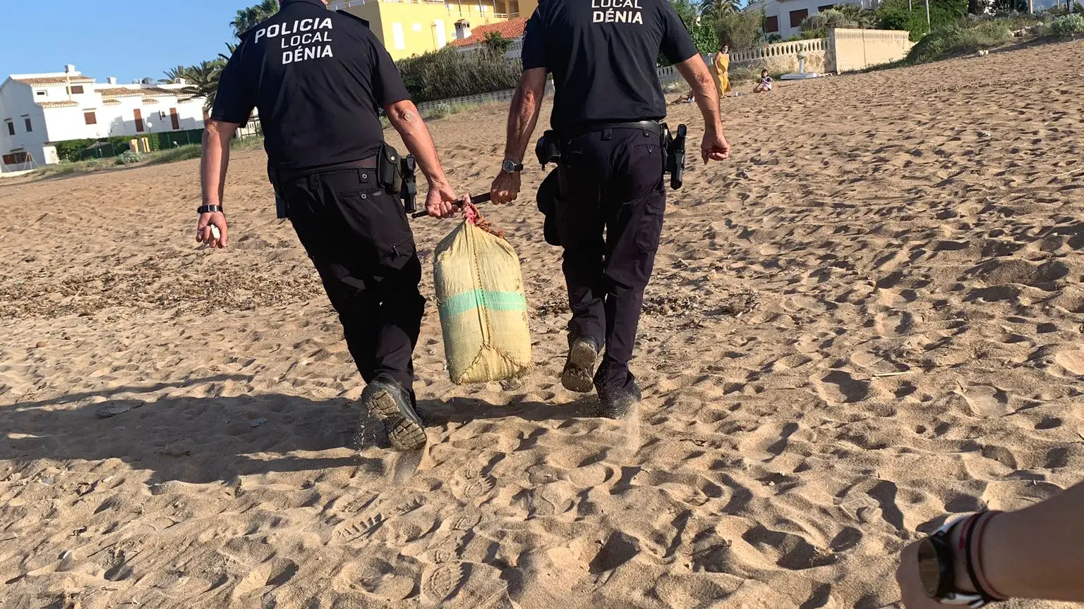 Aparecen varios fardos de hachís varados en Dénia