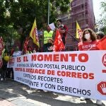 Concentración llevada a cabo ante la Delegación del Gobierno de Madrid, tras la marcha convocada por CCOO y UGT en Correos, para denunciar la situación de la empresa y exigir al Gobierno que incorpore el Servicio Postal Público a la agenda para la recuperación del país.