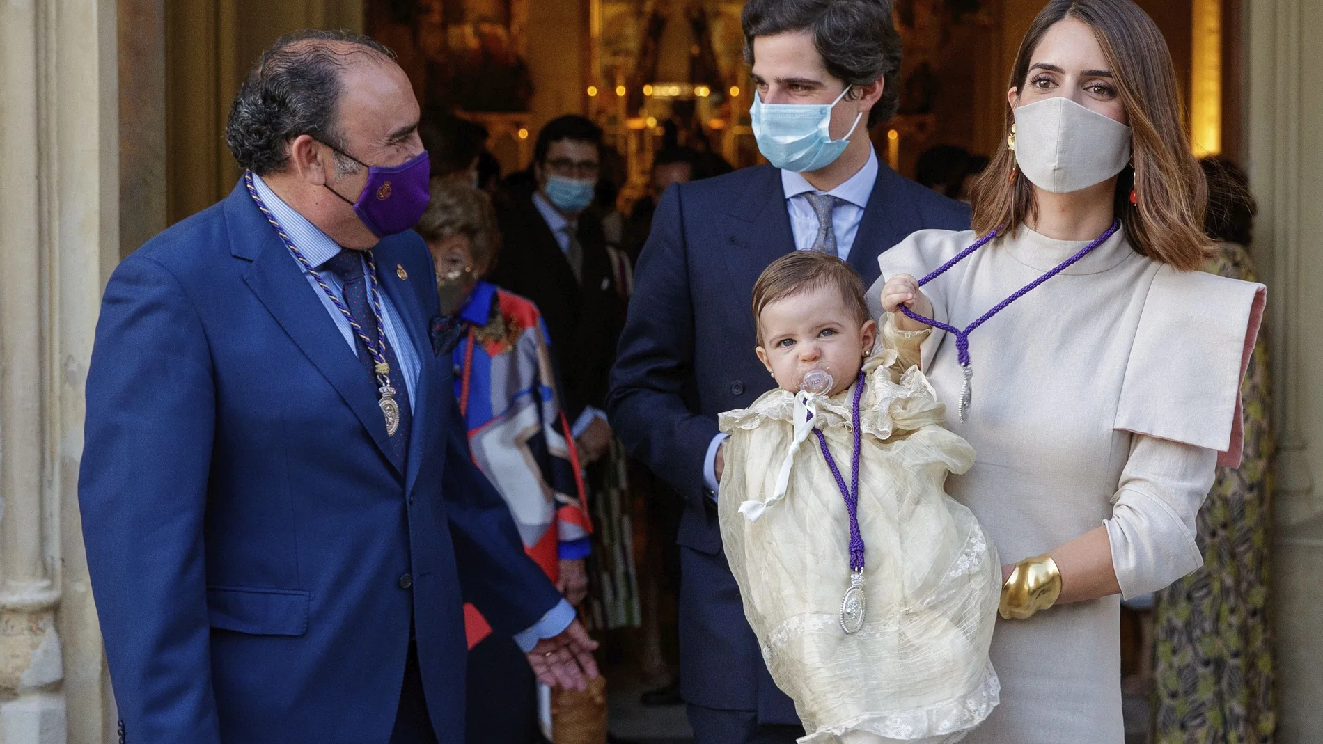 Fernando Fitz-James Stuart (c) y Sofía Palazuelo, duques de Huéscar, con su hija Rosario Fitz-James Stuart en brazos, junto al Hermano Mayor de la Hermandad de los Gitanos, Jose Maria Flores
