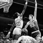 Mark Eaton lanza un gancho con la izquierda en presencia de Ralph Sampson