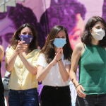 La diputada de Unidas Podemos en la Asamblea de Madrid, Alejandra Jacinto; la ministra de Igualdad, Irene Montero; la ministra de Derechos Sociales, Ione Belarra, y la portavoz nacional de Podemos, Isa Serra, durante el acto por el que Belarra ha presentado su candidatura para liderar el partido