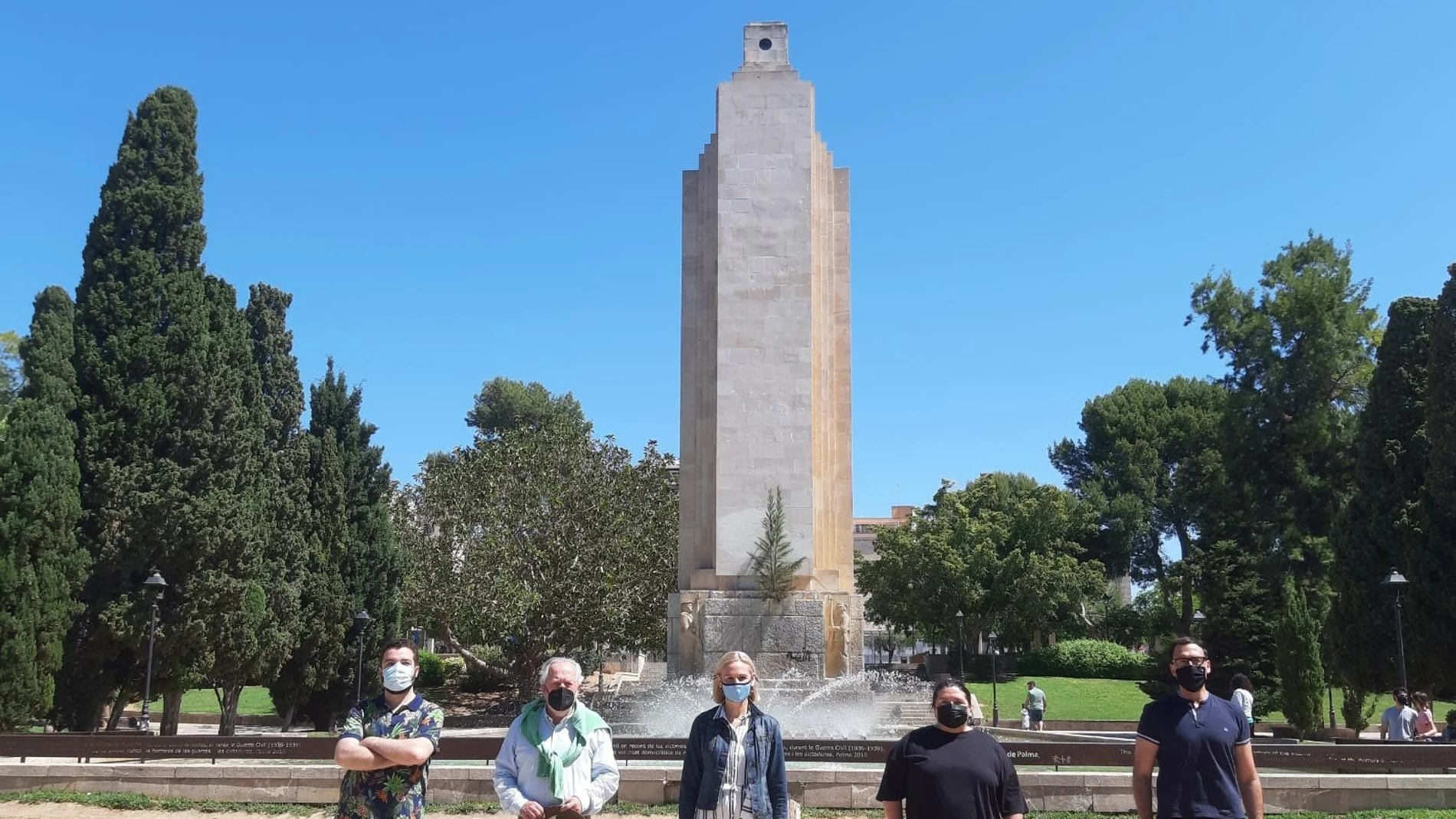 La portavoz de Cs Palma, Eva Pomar, en el centro de la imagen, posa en Sa Feixina