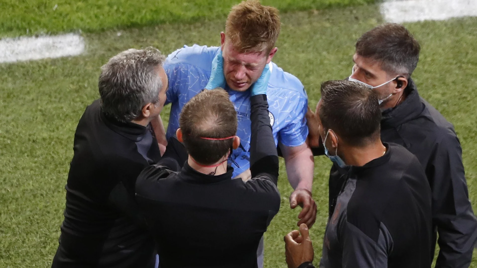Juanma Lillo consuela a De Bruyne al ser sustituido