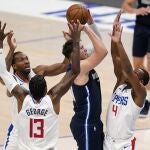 Paul George, Kawhi Leonard y Rajon Rondo intentan frenar a Doncic