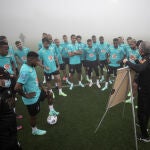 El seleccionador brasileño, Tite, habla con sus jugadores.