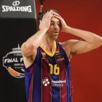 Pau se lamenta durante una acción de la final