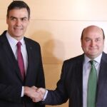 Pedro Sánchez y Andoni Ortuzar durante la firma del acuerdo de investidura en Madrid