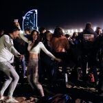 Cientos de personas de celebración en la playa de la Barceloneta.Kike Rincón / Europa Press