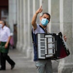 Un acordeonista, en el centro de Madrid