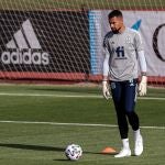 Robert Sánchez, durante un entrenamiento de la selección española en la Ciudad de fútbol de las Rozas