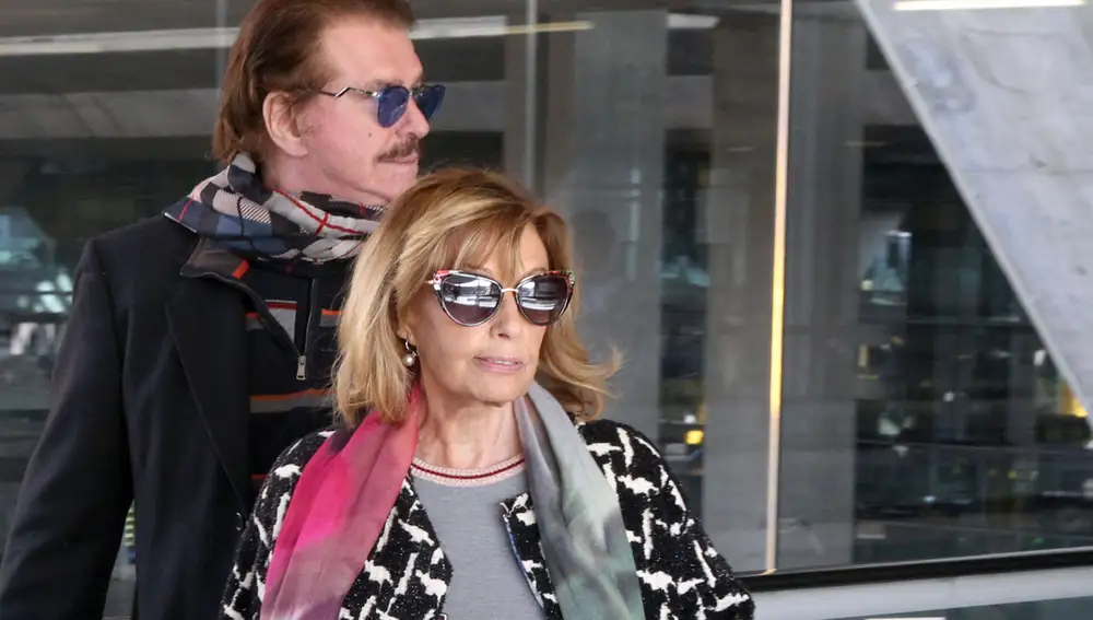 La periodista María Teresa Campos y el humorista Edmundo " Bigote " Arrocet en el aeropuerto de Madrid.