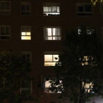 Edificio de noche con luz encendida