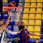 Ante Tomic intenta anotar ante Brandon Davies