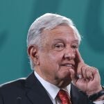 MEX01. CIUDAD DE MÉXICO (MÉXICO), 01/06/2021.- El presidente de México, Andrés Manuel López Obrador, habla durante una rueda de prensa el 21 de mayo de 2021, en el Palacio Nacional de Ciudad de México (México). López Obrador se ha convertido en protagonista de las elecciones intermedias del 6 de junio estableciendo agenda, hablando a diario de los comicios y presumiendo de una todavía robusta popularidad. Aunque no aparece su nombre en ninguna de las boletas, los comicios más grandes de la historia del país por número de cargos llevan la etiqueta "AMLO" a diestra y siniestra. EFE/ Sáshenka Gutiérrez