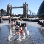 Niños disfrutan del buen tiempo en Londres mientras crece la preocupación por la variante india
