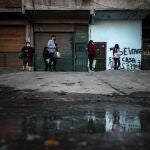 Un grupo de personas espera para recibir alimentos frente a un comedor en Buenos Aires (Argentina
