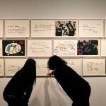 Dos visitantes contemplan un poema de Miró ilustrado por sí mismo