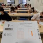 Alumnos de bachillerato este martes en el aula del Campus de la Merced de la Universidad de Murcia, durante la prueba de lengua castellana y literatura de la EBAU. Murcia es la primera de toda España en hacer la prueba. EFE/Marcial Guillén