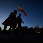 Dos personas pasean por la madrileña plaza de Colón, marco de numerosas manifestaciones