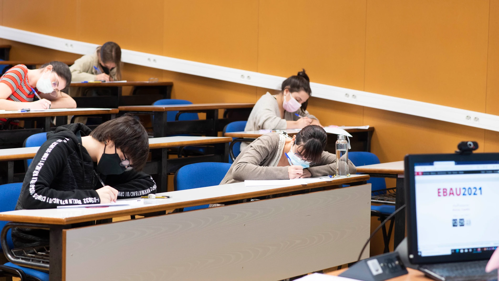 Alumnos realizan la prueba de la EBAU en la Región de Murcia