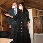 Los reyes Felipe y Letizia durante su visita este martes al Centro Memorial de Víctimas del Terrorismo.