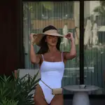 Violeta Mangriñán con el bañador más viral del verano.