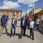 El secretario regional del PSOE, Luis Tudanca, visita la localidad abulense de Villanueva de Gómez
