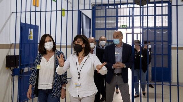 SAN SEBASTIÁN, 02/06/2021.- La consejera de Igualdad, Justicia y Políticas Sociales del Ejecutivo vasco, Beatriz Artolazabal durante su visita de este miércoles a la prisión de Martutene (San Sebastián), donde se ha reunido con una delegación de la Asociación Víctimas del Terrorismo (AVT)
